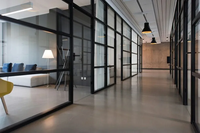 Modernes, sauberes Büro