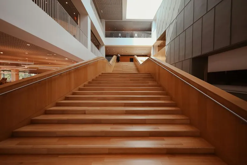 Sauberes Treppenhaus mit Holzstufen